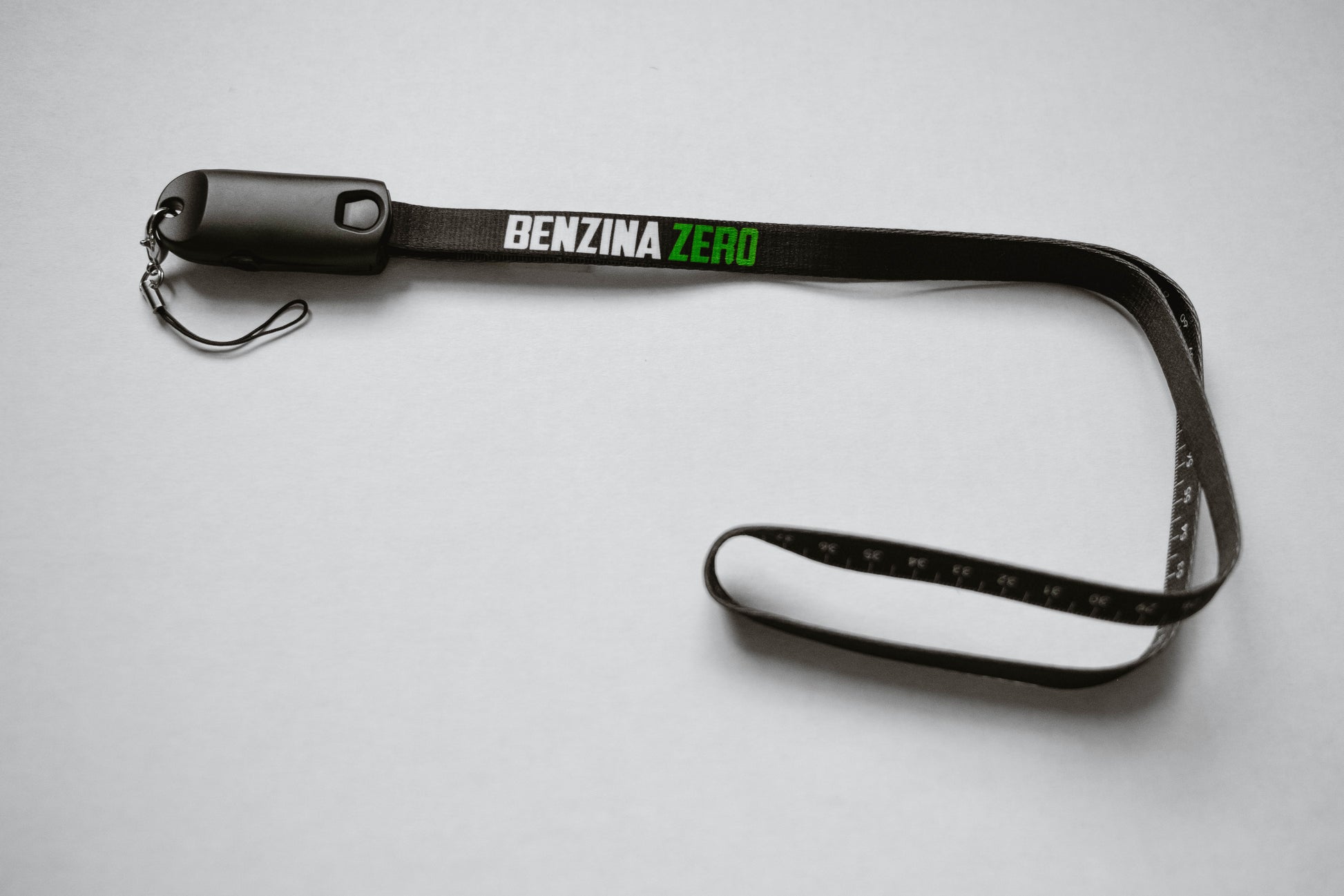 Benzina Zero lanyard keyring with hidden USB-A to Micro-USB/USB-C/Lighting-Cable for electric scooters.