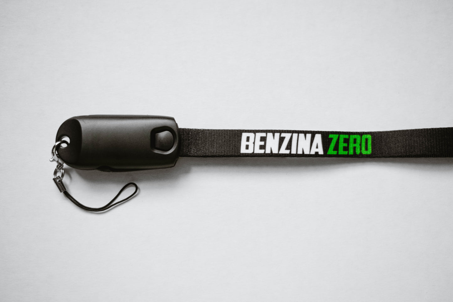 Benzina Zero lanyard keyring with hidden USB-A to Micro-USB/USB-C/Lighting-Cable for electric scooters.