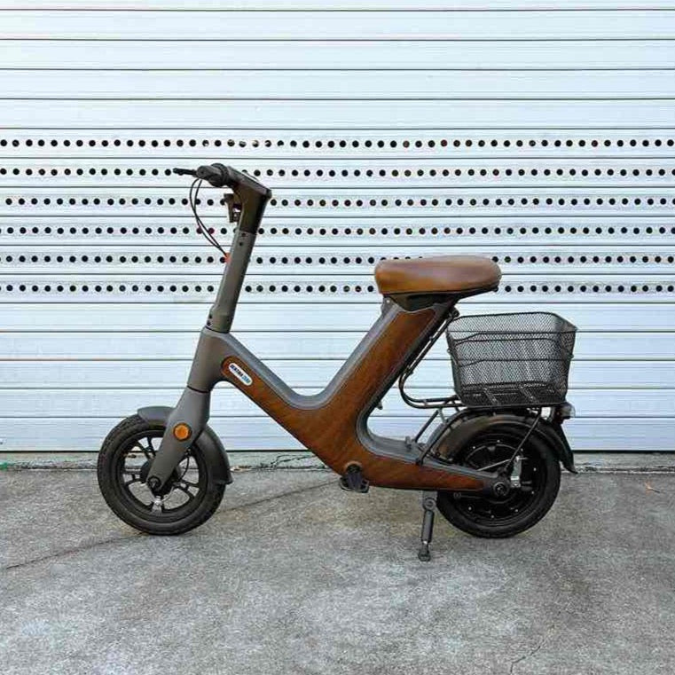 Benzina Zero V-50 seated electric scooter with basket.