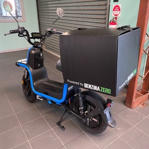 Benzina Zero Duo electric scooter with pizza box for delivery.